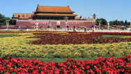 北京：天安门广场布置一新 花团锦簇喜迎国庆
