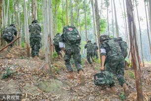 南宁：武警官兵紧贴实战组织开展战场救护演练