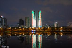成都：天府双塔亮灯致谢援蓉医疗队