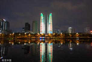 成都：天府双塔亮灯致谢援蓉医疗队