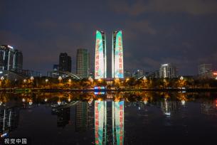 成都：天府双塔亮灯致谢援蓉医疗队