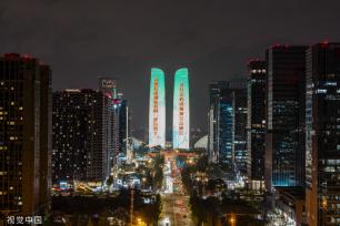 成都：天府双塔亮灯致谢援蓉医疗队