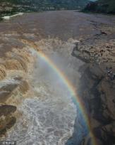 山西临汾：黄河壶口瀑布现彩虹美景