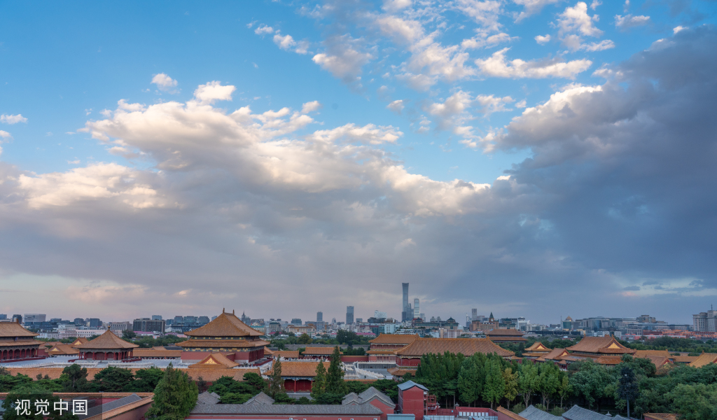 北京：秋分时节 故宫上空云彩环绕旖旎绚丽