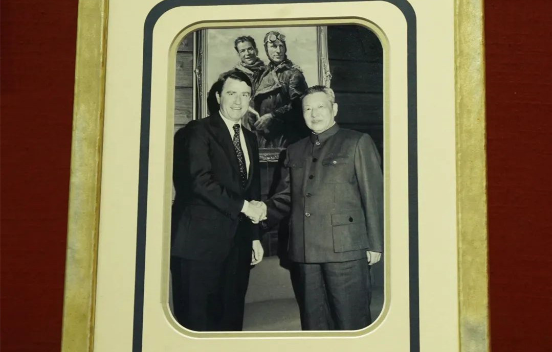 【学习小组】这张老照片里，有习近平和父亲的澳洲情｜习主席的国礼故事⑤