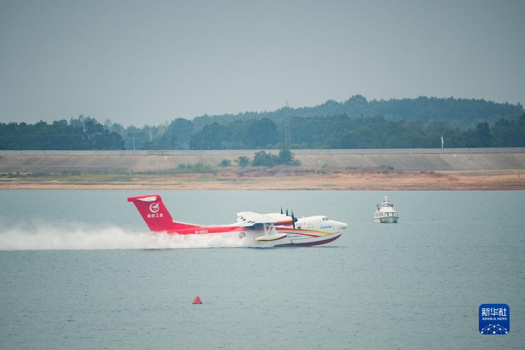 国产“鲲龙”AG600M完成12吨投汲水试验