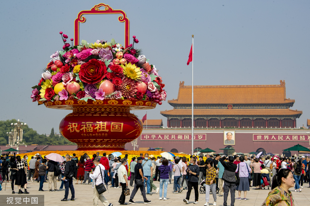 北京：“祝福祖国”巨型花篮正式亮灯