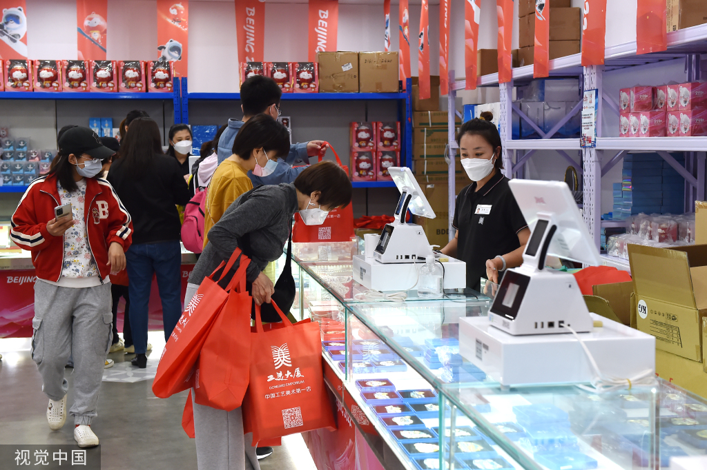 北京：冬奥特许商品零售店将闭店 市民购买热情高涨