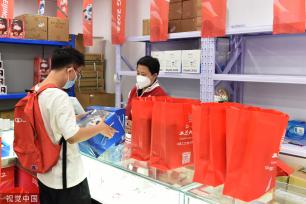 北京：冬奥特许商品零售店将闭店 市民购买热情高涨