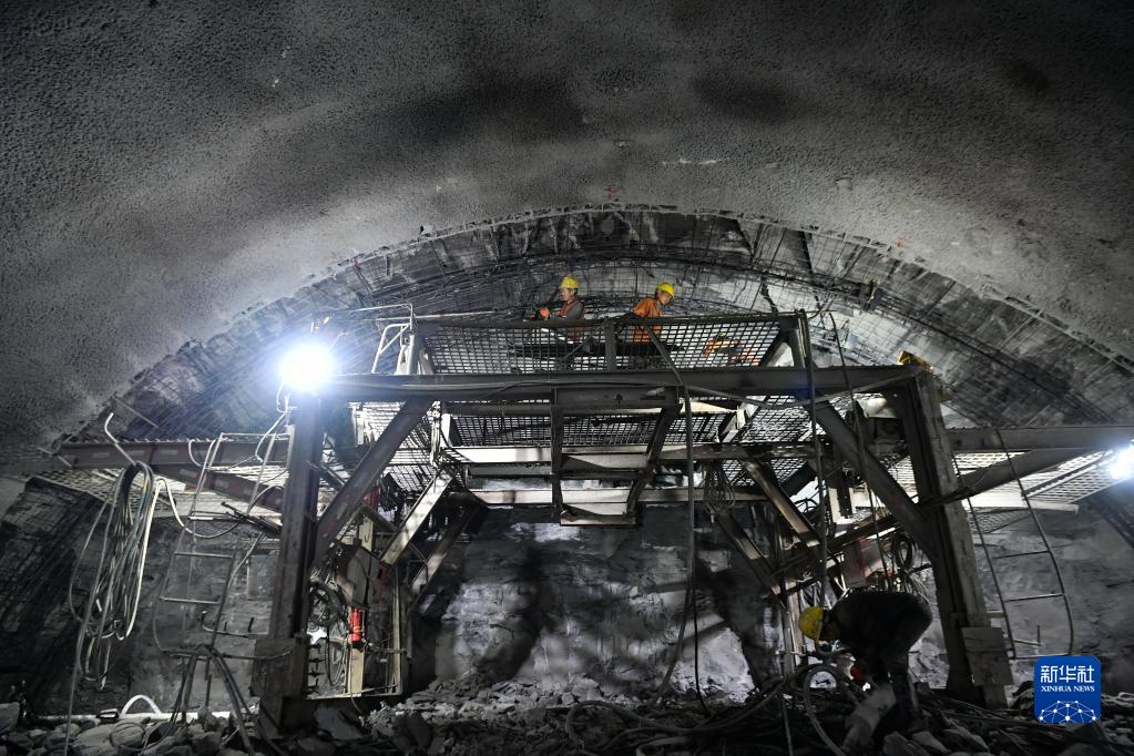 陕北革命老区首条高铁建设稳步推进