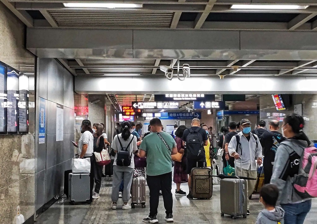 铁路国庆黄金周运输 武汉火车站出行人流增多