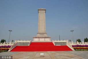 人民英雄纪念碑铺红地毯迎烈士纪念日