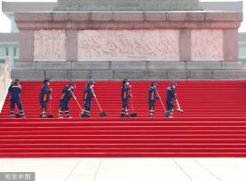 人民英雄纪念碑铺红地毯迎烈士纪念日