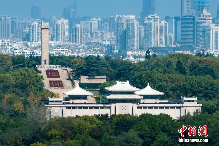 南京雨花台组巨型“信仰”花坛缅怀先烈