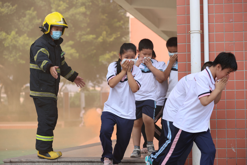 福建厦门：消防演练进校园 安全知识记心间