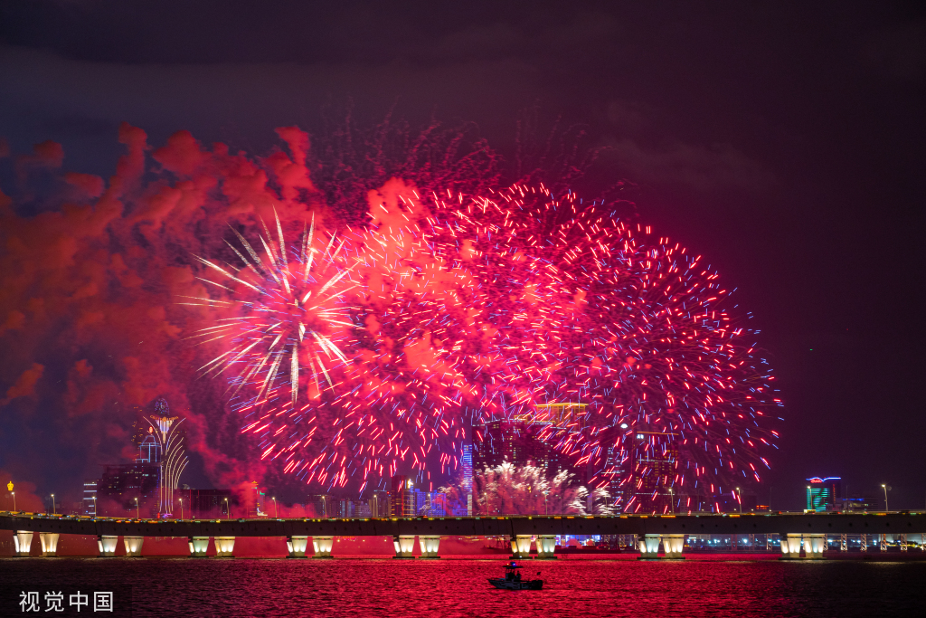 澳门：璀璨绽放 7400发烟花濠江腾空而起向祖国告白