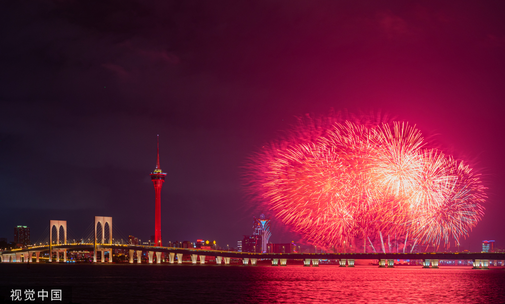 澳门：璀璨绽放 7400发烟花濠江腾空而起向祖国告白