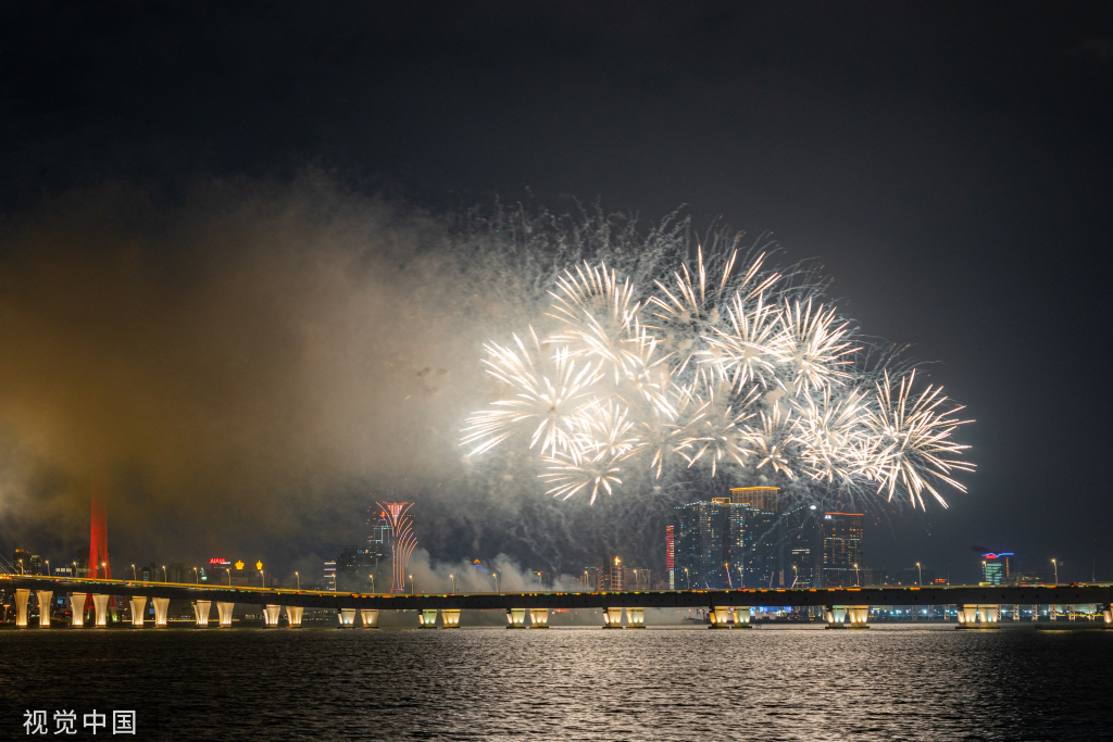 澳门：璀璨绽放 7400发烟花濠江腾空而起向祖国告白
