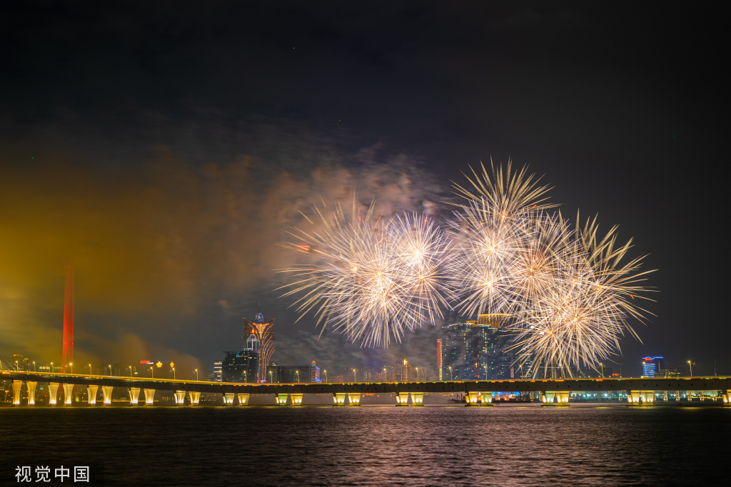 澳门：璀璨绽放 7400发烟花濠江腾空而起向祖国告白
