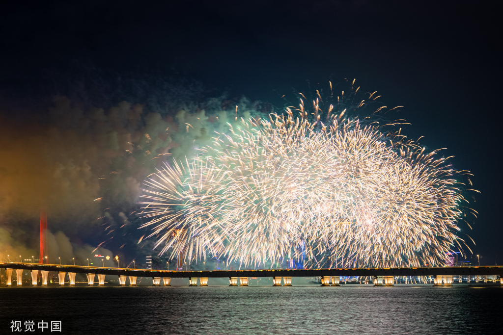澳门：璀璨绽放 7400发烟花濠江腾空而起向祖国告白