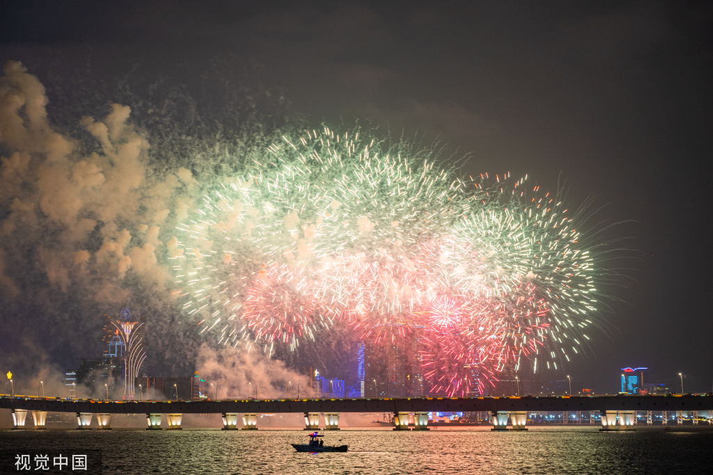 澳门：璀璨绽放 7400发烟花濠江腾空而起向祖国告白