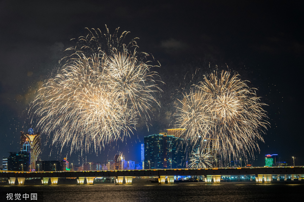 澳门：璀璨绽放 7400发烟花濠江腾空而起向祖国告白