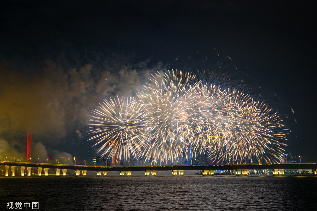 澳门：璀璨绽放 7400发烟花濠江腾空而起向祖国告白