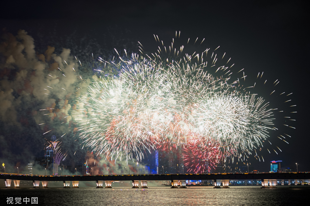 澳门：璀璨绽放 7400发烟花濠江腾空而起向祖国告白