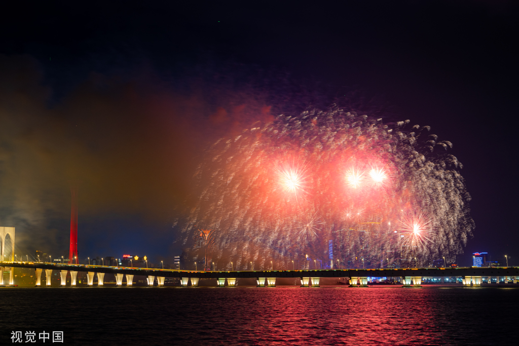 澳门：璀璨绽放 7400发烟花濠江腾空而起向祖国告白
