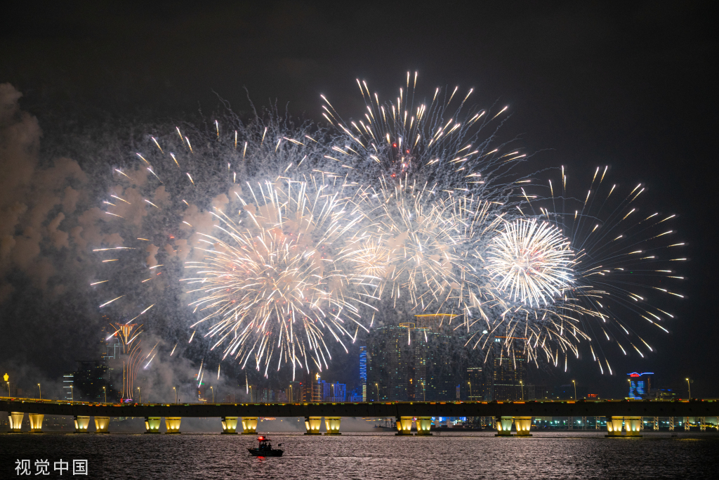 澳门：璀璨绽放 7400发烟花濠江腾空而起向祖国告白