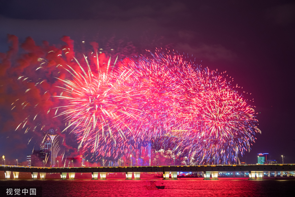 澳门：璀璨绽放 7400发烟花濠江腾空而起向祖国告白