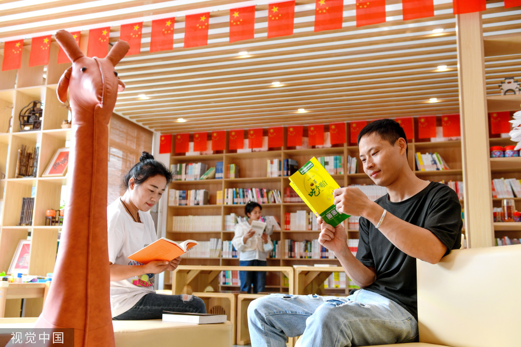 浙江长兴：国庆假期觅书香 市民享受阅读乐趣