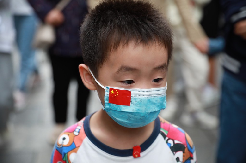 国庆假期首日 五星红旗成西安游途一道风景线