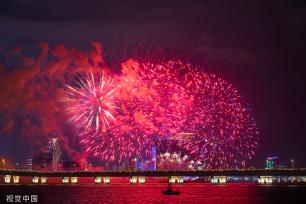 澳门：璀璨绽放 7400发烟花濠江腾空而起向祖国告白