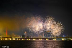 澳门：璀璨绽放 7400发烟花濠江腾空而起向祖国告白