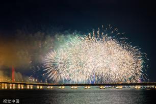 澳门：璀璨绽放 7400发烟花濠江腾空而起向祖国告白