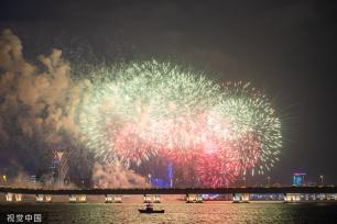 澳门：璀璨绽放 7400发烟花濠江腾空而起向祖国告白