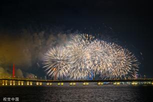 澳门：璀璨绽放 7400发烟花濠江腾空而起向祖国告白