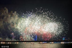 澳门：璀璨绽放 7400发烟花濠江腾空而起向祖国告白