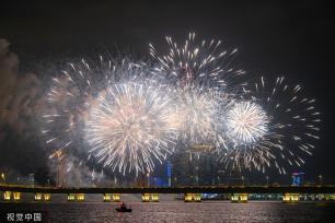 澳门：璀璨绽放 7400发烟花濠江腾空而起向祖国告白