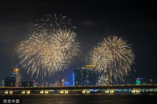 澳门：璀璨绽放 7400发烟花濠江腾空而起向祖国告白