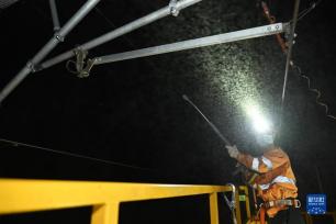 假日坚守的铁路“蜘蛛侠”