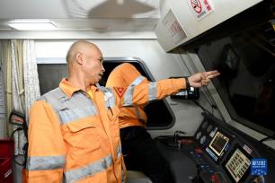 假日坚守的铁路“蜘蛛侠”