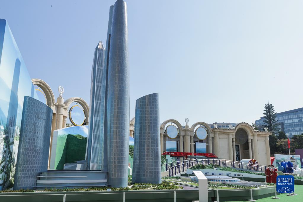 “奋进新时代”主题成就展室外展区成打卡点