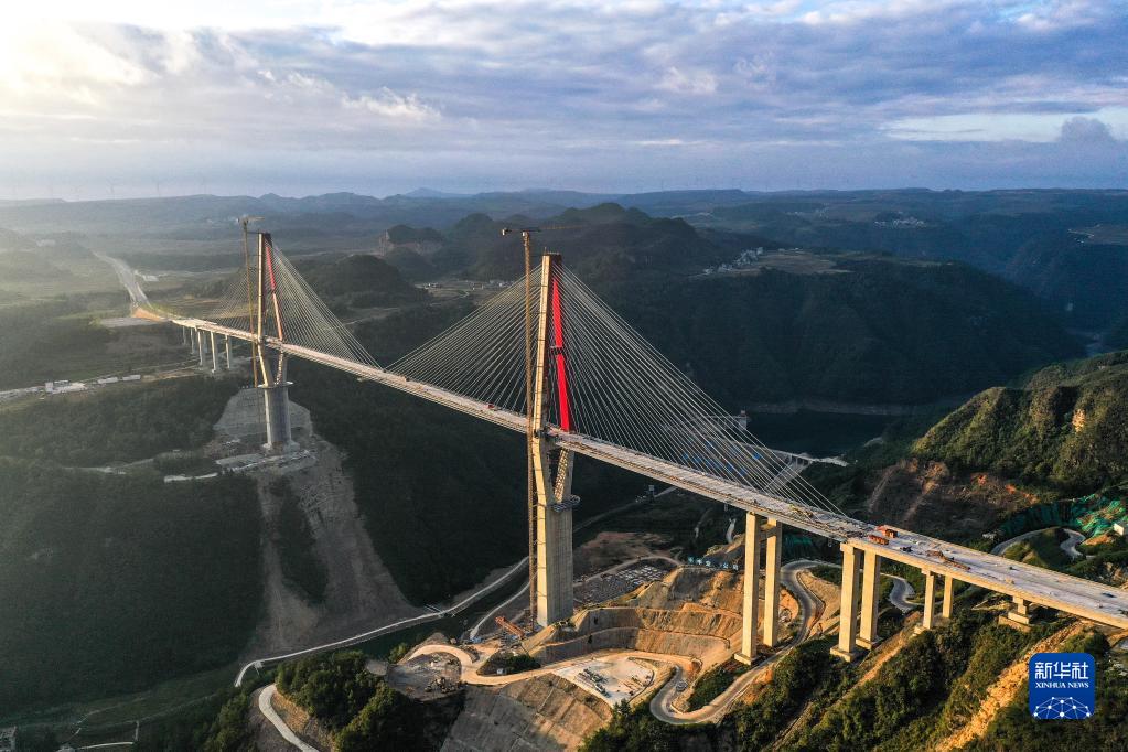 坚守岗位忙施工