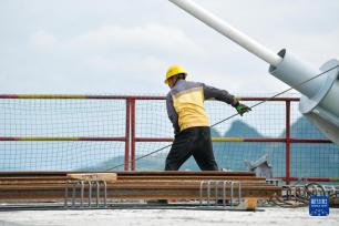 坚守岗位忙施工