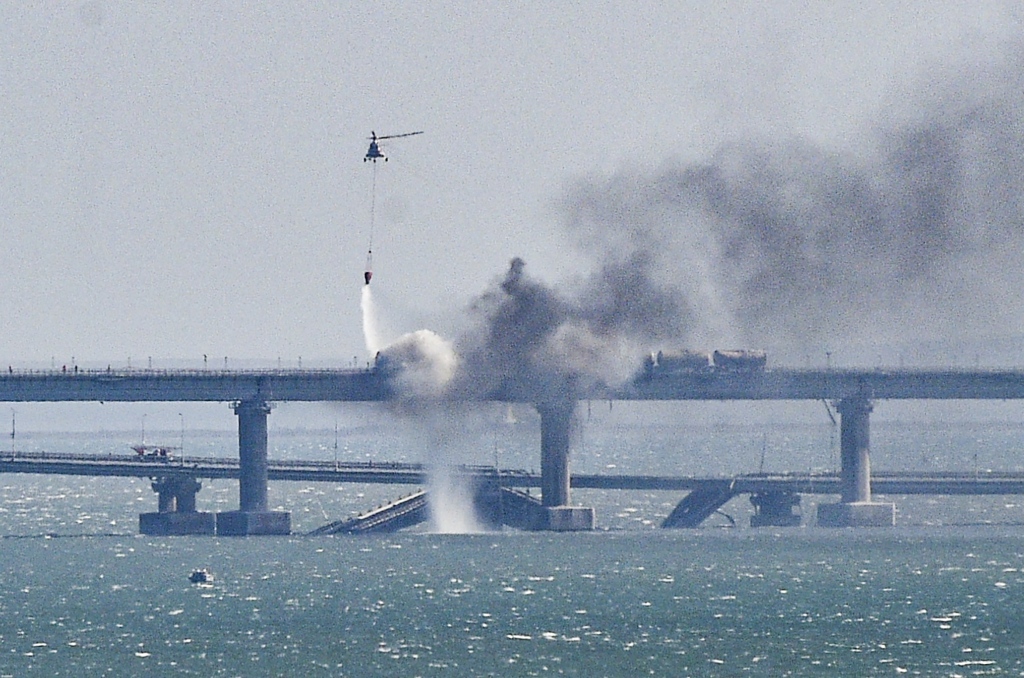 俄潛水員檢查大橋受損情況 克里米亞官員警告“人們有復仇欲望”