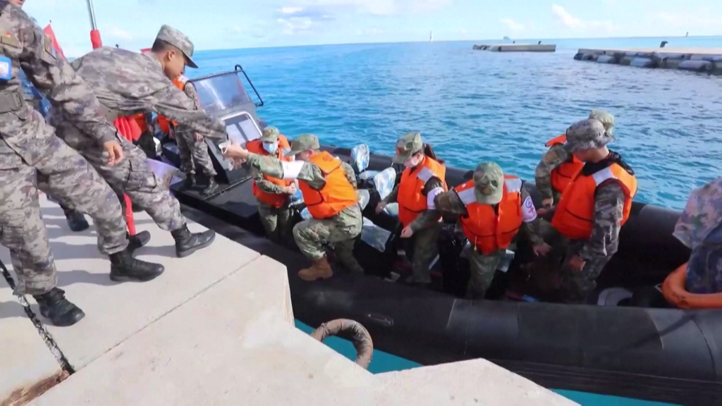 海军友好号医院船首次完成对西南沙岛礁巡诊