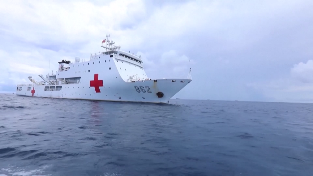 海军友好号医院船首次完成对西南沙岛礁巡诊