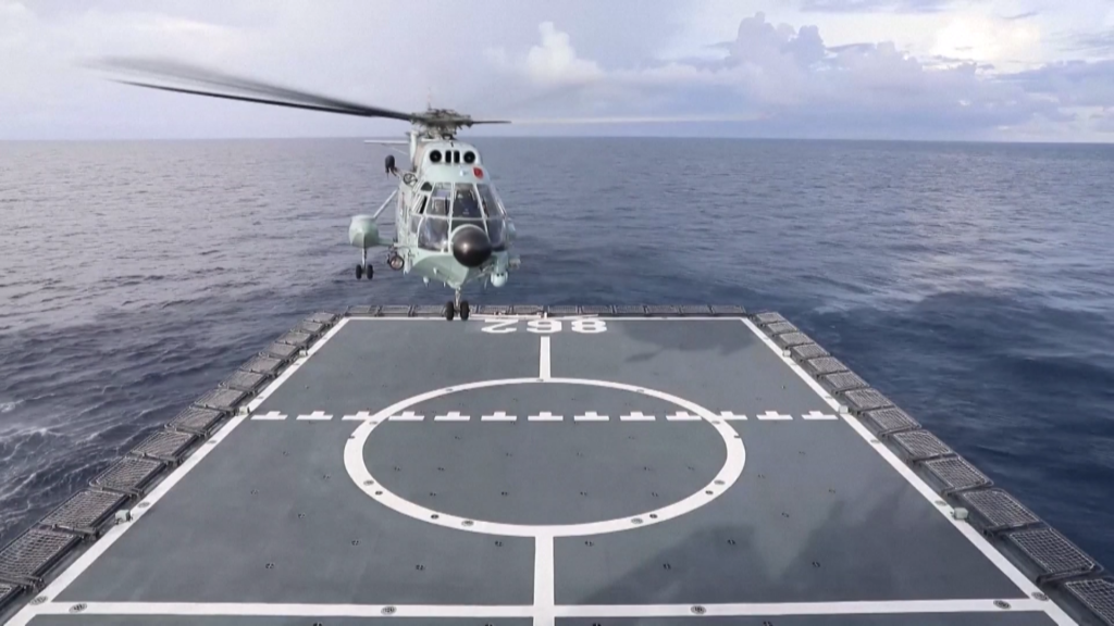 海军友好号医院船首次完成对西南沙岛礁巡诊